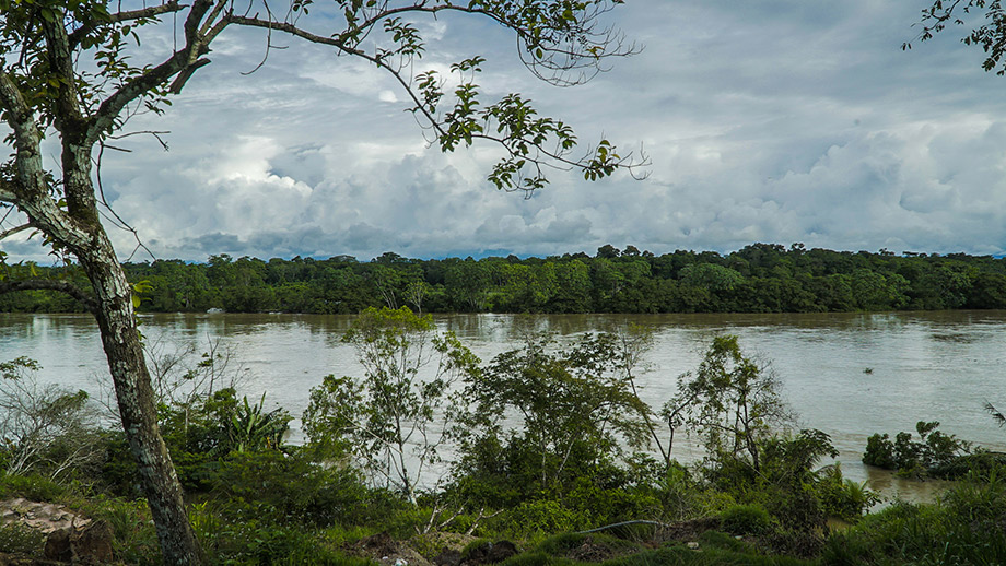 Mapiripán está ubicado en los límites geográficos entre los departamentos de Meta y Guaviare delimitados por el río Guaviare.